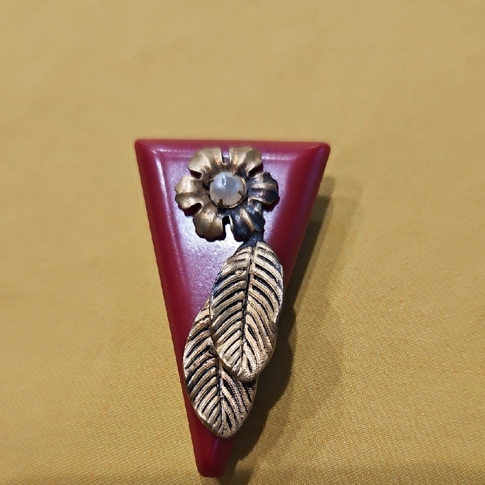 Vintage Art Deco-Style Dress Clip with Faux Pearl and Metal Leaf Design.